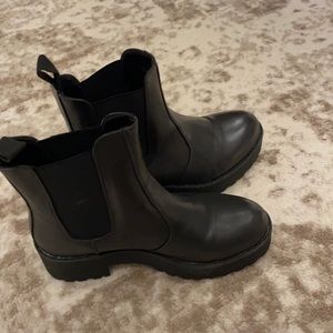 Dirty laundry Chelsea boots